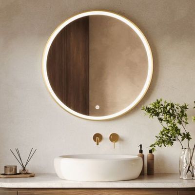 un lavabo blanc placé sous un miroir rond accroché au mur