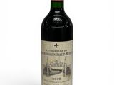 une bouteille de vin rouge sur fond blanc, avec un fond blanc