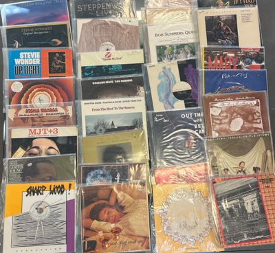 beaucoup de CD posés sur la table