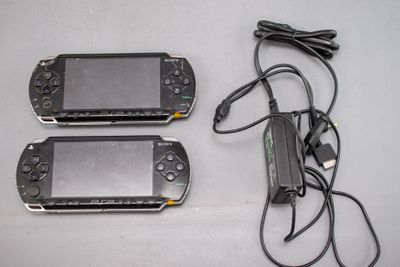 deux consoles Nintendo Wii posées l'une à côté de l'autre sur une table