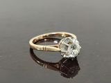 une photo d'une bague en diamant posée sur une table