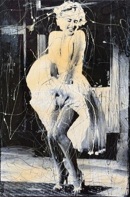 tableau représentant une femme en robe blanche debout devant un miroir