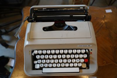 Machine à coudre DEÏLOR dans un meuble en bois plaqué simula…