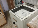 un vieux poêle au milieu d'une cuisine en cours de rénovation
