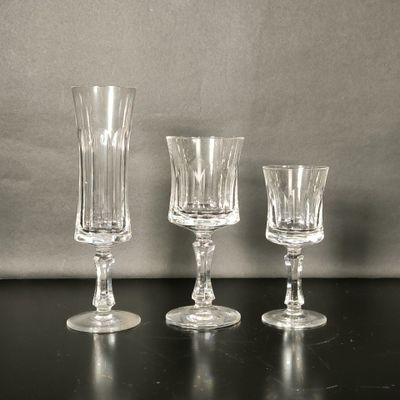 trois verres à vin posés sur une table l'un à côté de l'autre