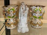 trois vases posés sur une étagère en verre