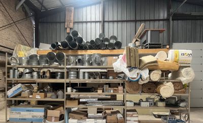 une pièce remplie d'une multitude d'objets de toutes sortes