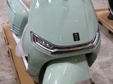 un scooter posé sur un chariot dans un garage