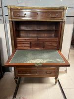 Un secrétaire à abattant de style Louis XVI en noyer surmont… (photo 5)