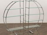 un gros plan sur une étagère en verre posée sur un parquet