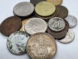 une pile de pièces de monnaie posée sur une surface blanche
