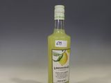 une bouteille de limonade posée sur une table