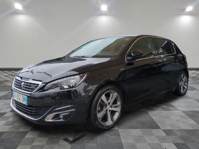une voiture noire est garée dans une pièce au sol en damier