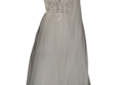 une robe de mariée et un voile suspendus à un cintre