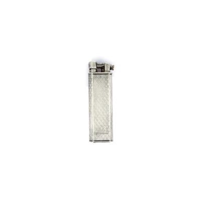 un briquet posé sur une surface blanche