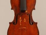 un vieux violon avec un archet accroché à son dos