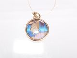 gros plan d'un collier sur un mannequin mannequin mannequin mannequin mannequin mannequin mannequin mannequin mannequin
