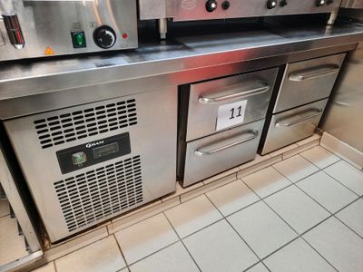 deux fours qui se trouvent dans une cuisine