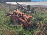 un tracteur rouillé au milieu d'un champ
