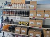 de nombreuses bouteilles de soda sur les rayons du magasin