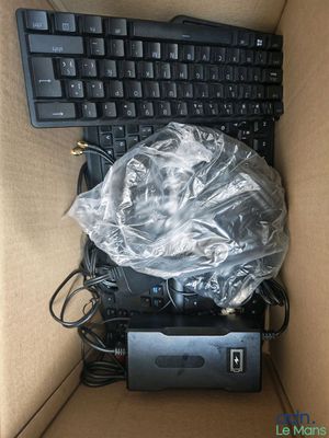 une boîte contenant un clavier et un sac