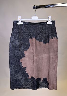 JUNKO SHIMADA. Jupe crayon en dentelle noire et peau de chèv…