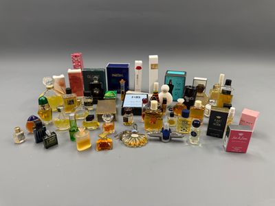 beaucoup de flacons de parfum posés sur une table
