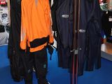 un présentoir de skis et de vestes dans un magasin