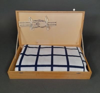 une boîte contenant une couverture