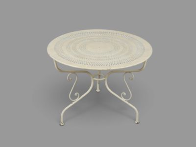 une image représentant une table blanche sur fond gris