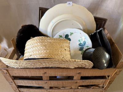 un panier contenant un chapeau, une assiette et d'autres objets