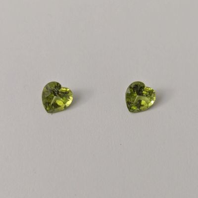 une paire de péridotites vertes sur un fond blanc
