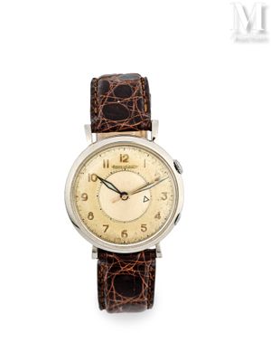 une image d'un gros plan d'une montre-bracelet sur un fond blanc