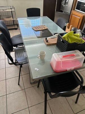 Dans la cuisine lot constitué: Six chaises Une table Une tab…