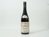 l'image d'une bouteille de vin posée sur une table
