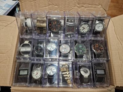 une boîte contenant de nombreuses montres, posée sur une table