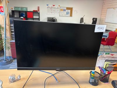 Deux moniteurs Acer et Samsung avec support