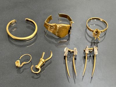 de nombreux bijoux en or exposés sur une table
