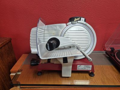 un appareil rouge et blanc posé sur une table à côté d'un tourne-disque