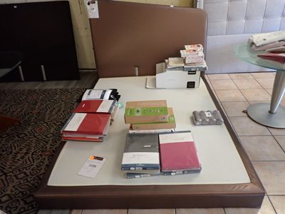une table sur laquelle sont posés de nombreux livres, dans le salon