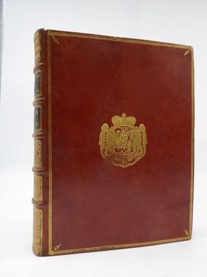 un vieux livre orné d'un emblème doré sur la couverture