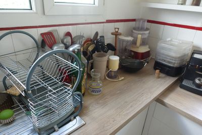 un plan de travail de cuisine encombré d'objets divers