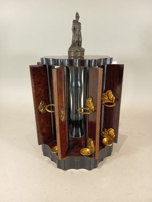une horloge posée sur un support dans la pièce