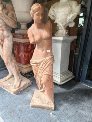 Importante sculpture en terre cuite figurant La Vénus de Mil…
