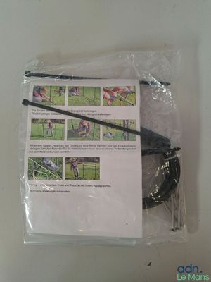 une photo d'une raquette de tennis dans un sac en plastique