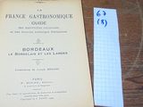 un livre posé sur une table, avec une feuille de papier à côté