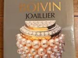 la couverture d'un livre ornée d'un bouquet de perles
