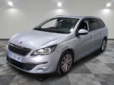 la voiture argentée est garée sur un sol en damier dans le garage