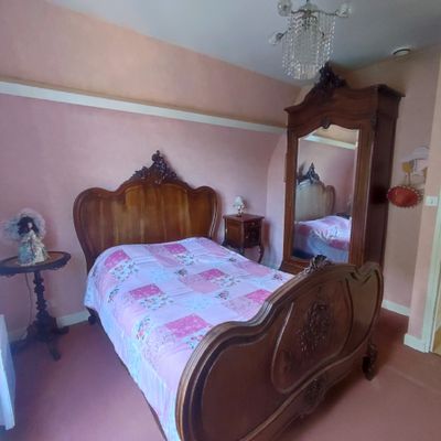 Mobilier complet d'une chambre Rocaille en noyer sculpté