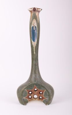 un vase vert orné d'un motif bleu et marron